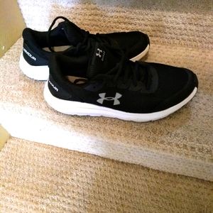 Under Armour size 7y = 8.5 40EU unisex Black